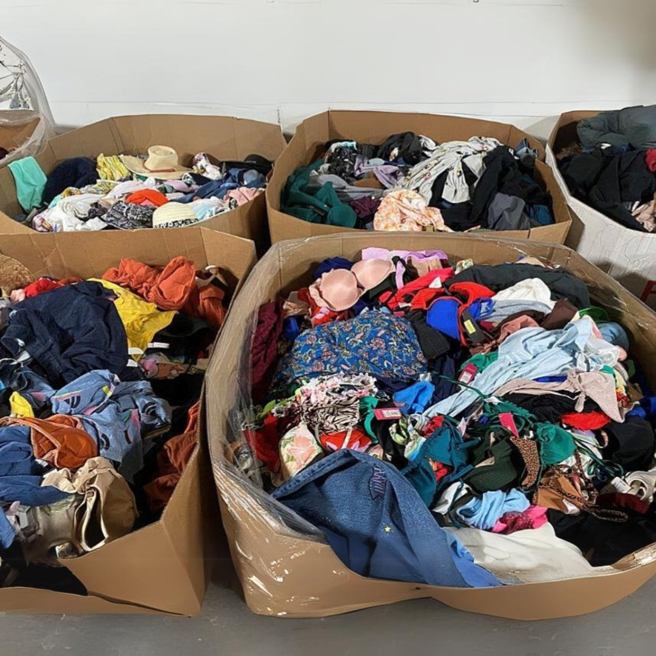 Clothing Loads Mix of Mens, Womens & Kids Returns/Shelf Pulls (26-52 Pallet Per Truck)