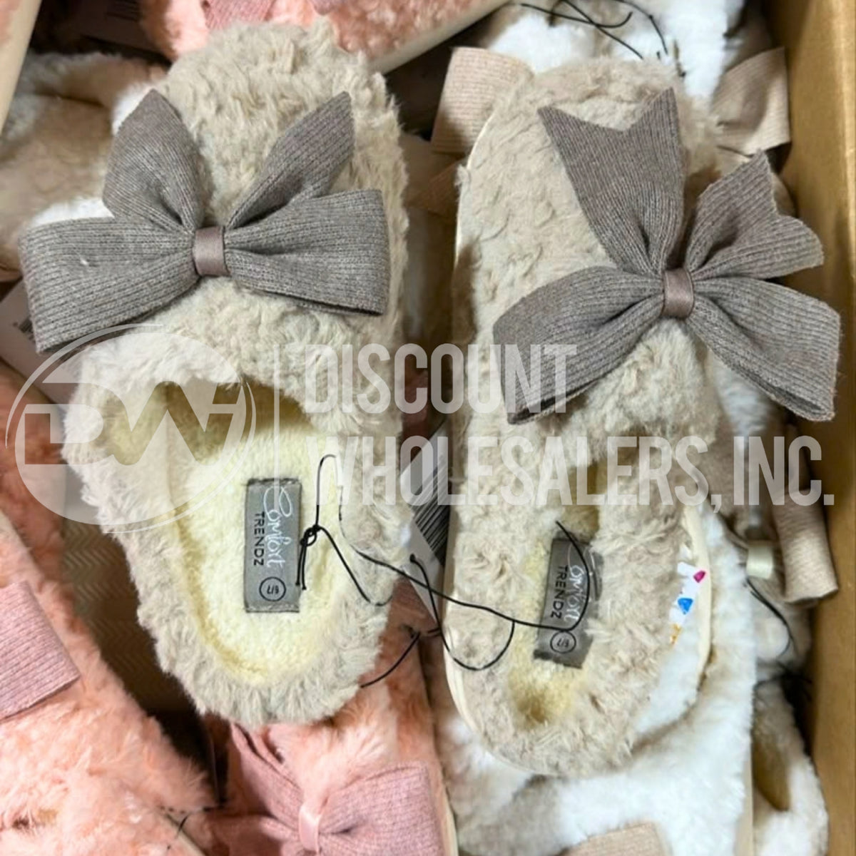 Fuzzy Slippers For Women Different Sizes And Colors (100 Pcs Lot)