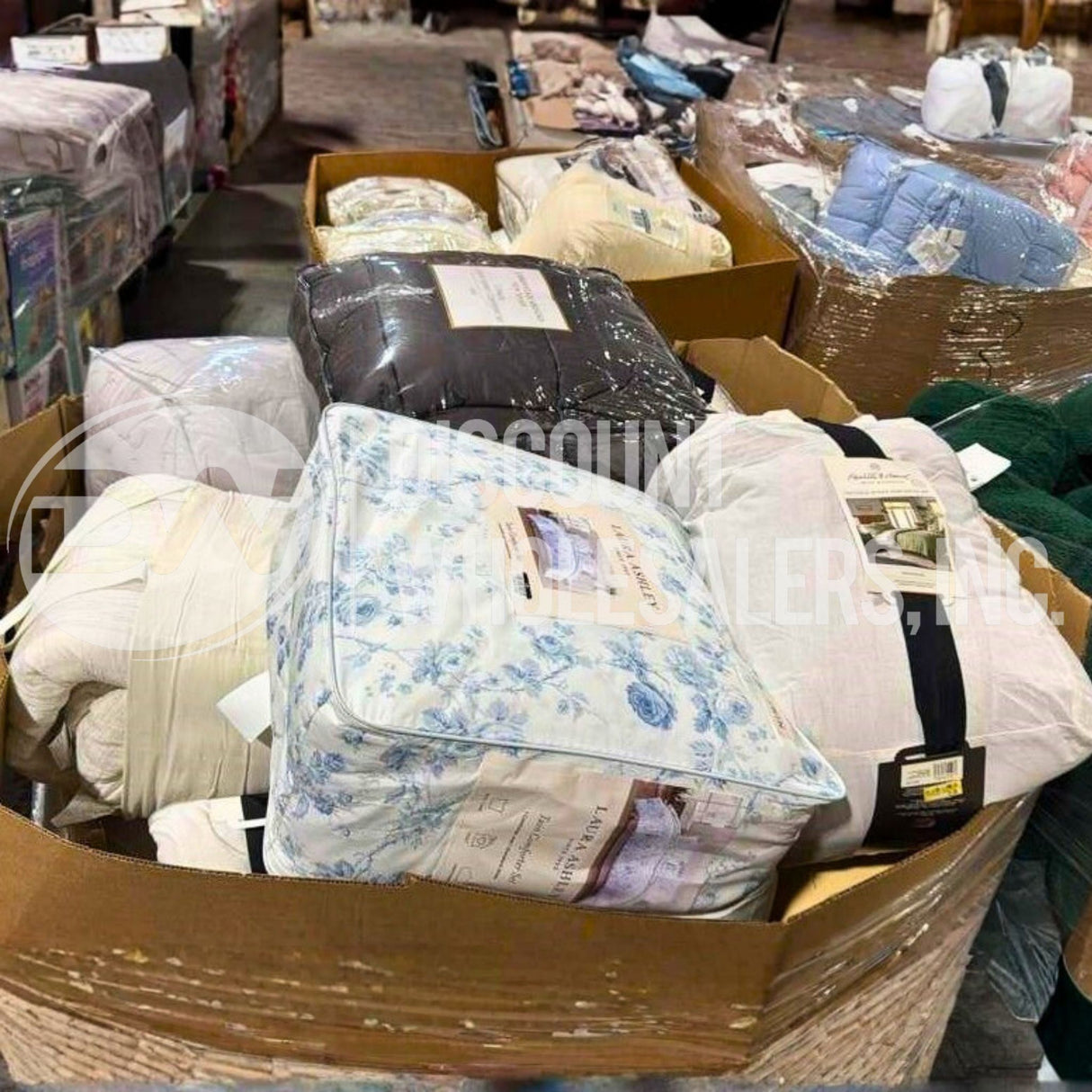 TGT Domestics Comforters, Curtains, Sheets, Carpets, Pillows, Mattress Pads and More (26 Pallet Per Truck)