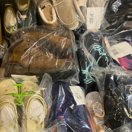 Pallet de zapatos surtidos de diferentes marcas y tamaños 